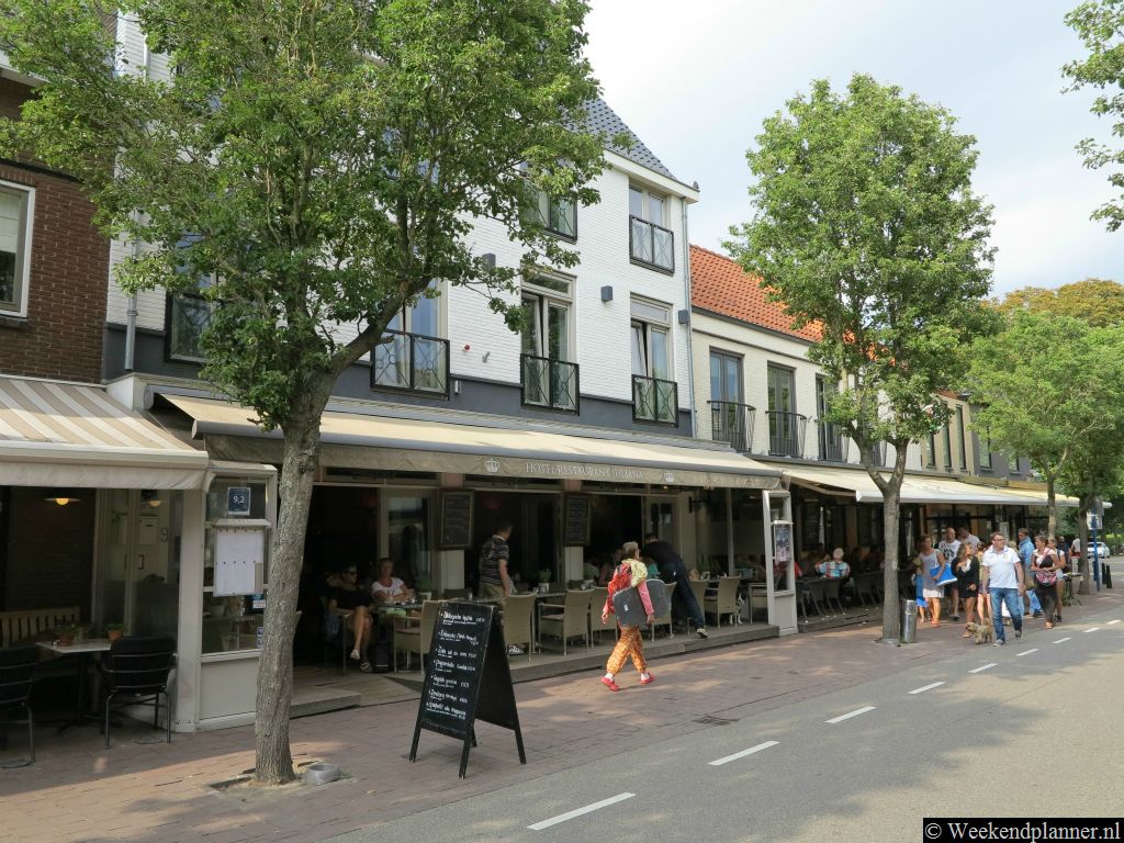 In de Ooststraat en in de Weststraat zijn veel restaurants en cafés met een terras. Dit is Hotel-Restaurant Juliana in de Ooststraat.Tips: De hotels en vakantiehuizen in Domburg.